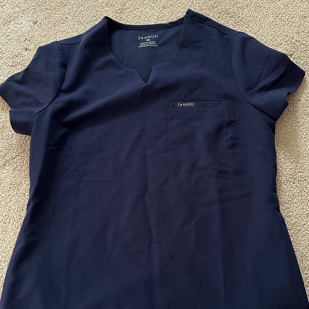 Jaanuu one pocket scrub top - navy